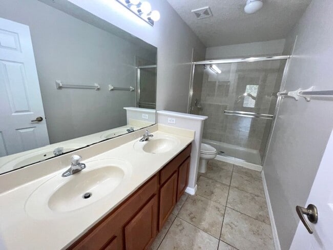 Building Photo - OVIEDO/UCF RENTAL! Wonderful 3 bd 2.5 bath corner unit townhome! 1 CAR ATTACHED GARAGE!NO CARPET!...