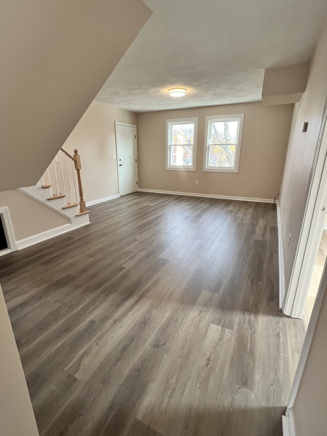 Nice sized livingroom with hw laminate flooring throughout unit - 400 Massachusetts Ave