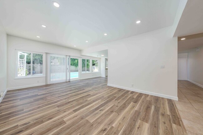 Building Photo - Spacious Elegance in the Heart of Irvine