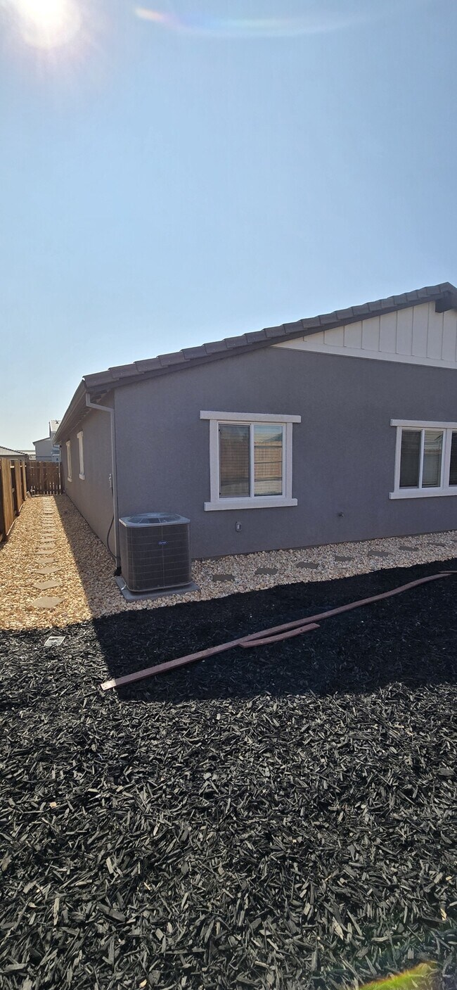 Building Photo - Brand New 4 Bed, 3 Bath Solar-Powered Sing...