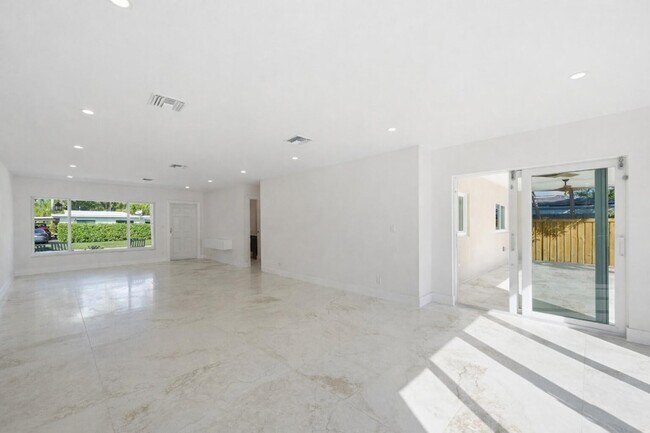 Building Photo - 1706 NE 28th Dr