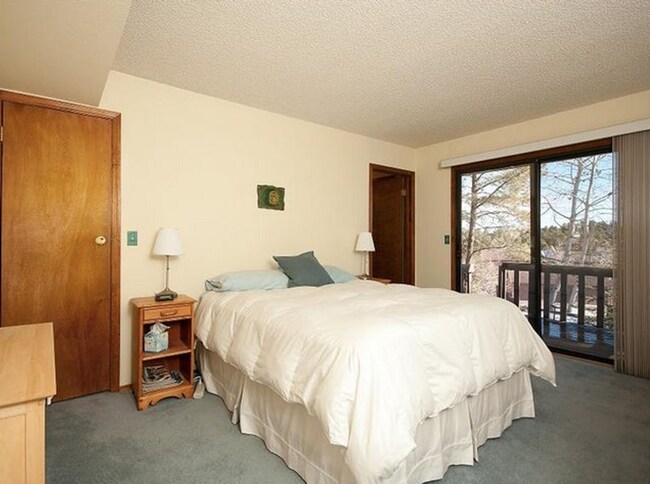 Building Photo - Elk Run Townhouse with 1 car garage.