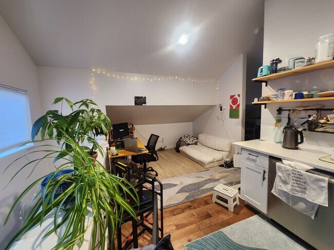 Building Photo - ADU blocks from Tennyson St! Available February 1st!