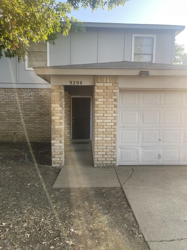 Building Photo - 929 NW Summercrest Blvd