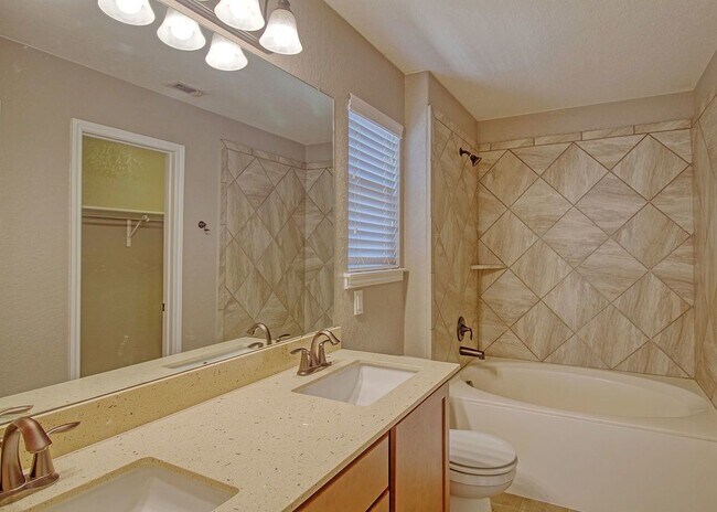 Building Photo - Large 4/3/2 Home in West Village at Creekside!