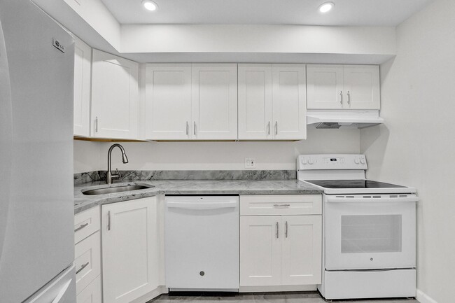 Building Photo - 3750 Inverrary Dr