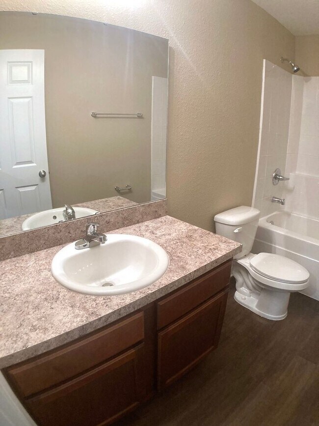 Building Photo - Roomy 3BR Home in NW Jacksonville – 2.5 Ba...