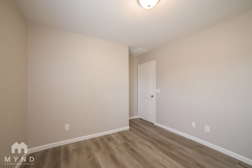 Building Photo - 3023 S 87th Dr