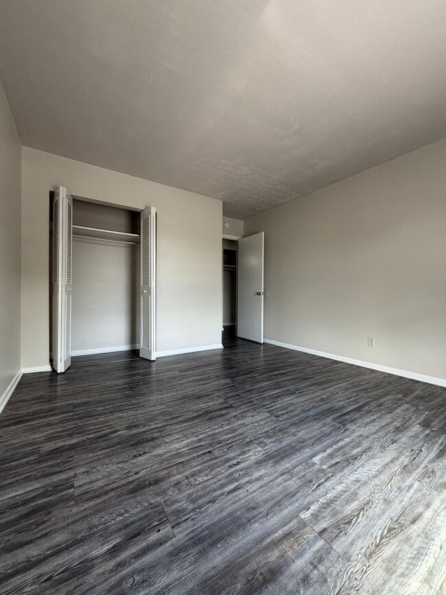 Building Photo - Spacious 1–3 Bedroom Apartments in South Louisville | Cedar Chase