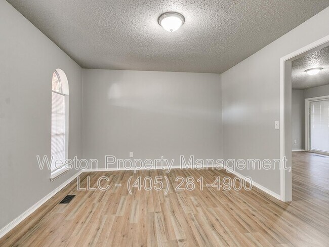 Building Photo - 1011 Crown Dr