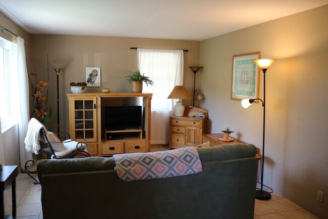 Building Photo - Two bedroom one bath fully furnished located in central Tucson!