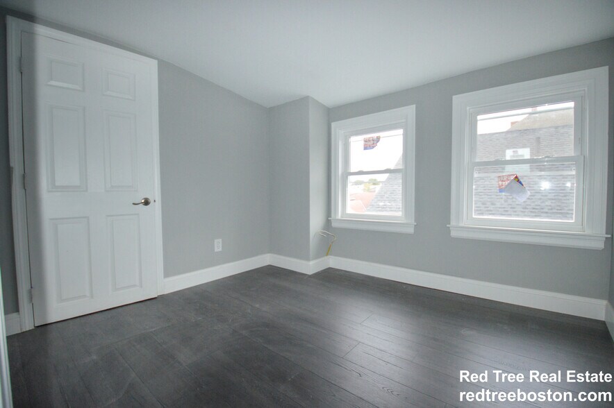 Building Photo - 158 Hillside St