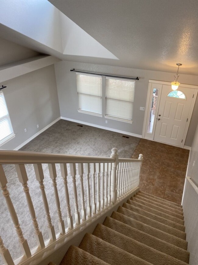 Building Photo - Start a Lease by 2/28/25 and pay $2,800 fo...