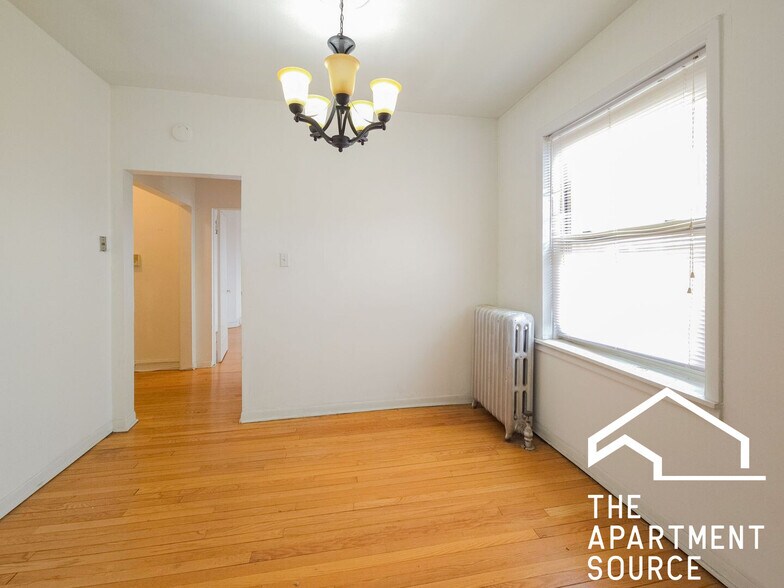 Building Photo - 4505b N Greenview Ave