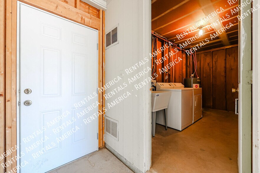 Building Photo - 3704 S Terrace Rd