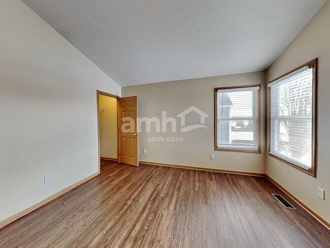 Building Photo - 69 Hutchison St