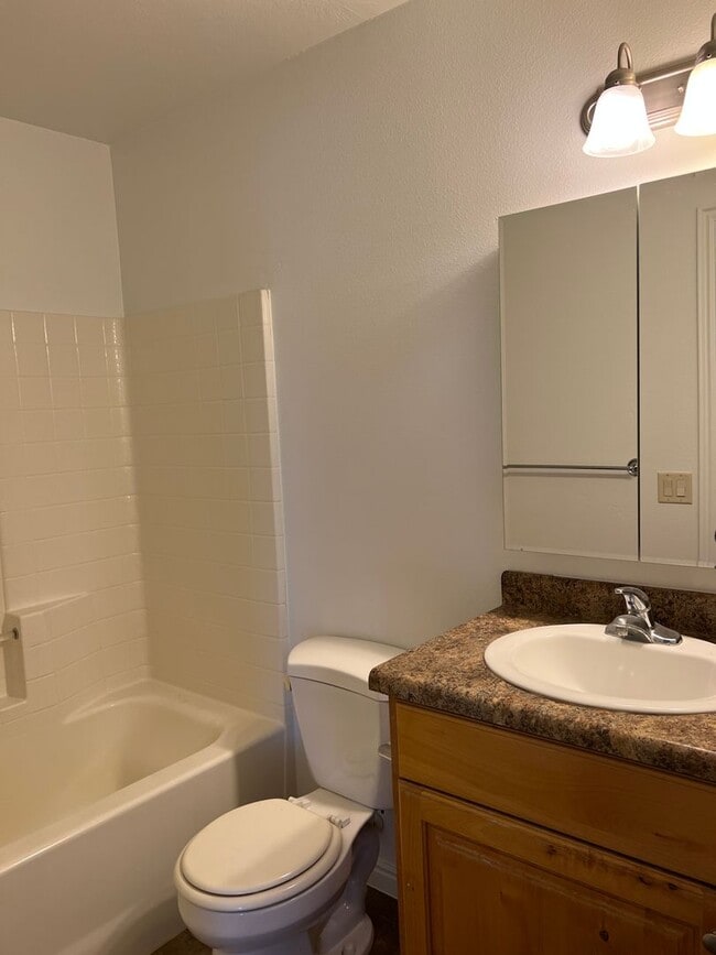 Building Photo - Beautiful 3 bedroom, 2.5 bathroom townhome...