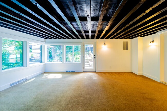 Building Photo - Luxurious Portland Heights home tucked away on a private street on nearly half an acre.