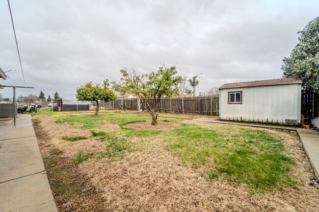 Building Photo - 4 bedroom 3 bath home in SW Yuba City