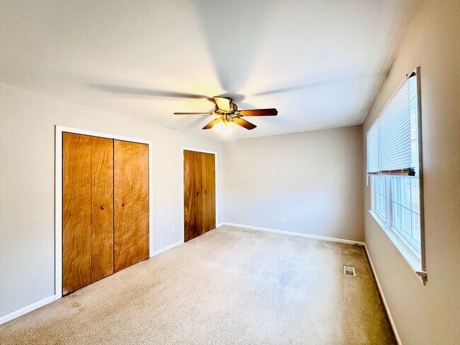 Building Photo - Spacious 5-bedroom home situated on a desirable corner lot!