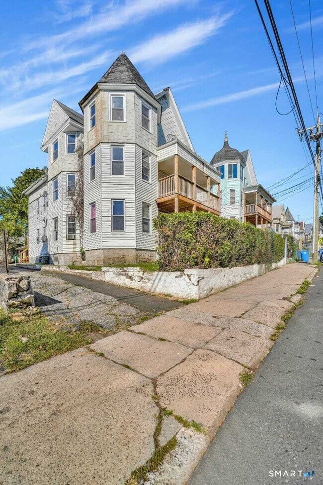 Building Photo - 221 Willow St