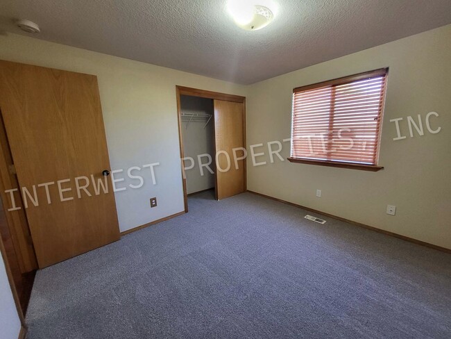 Building Photo - Spacious 3Bd Ba Ranch Style Home With A/C,...