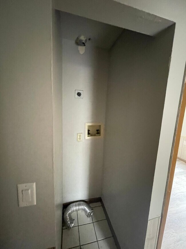 Building Photo - OSU North Campus 5 bedroom 2 bath apartment