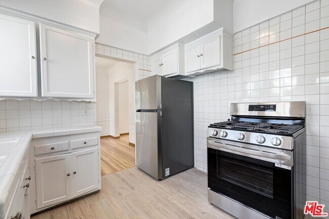 Building Photo - 448 1/2 S Wilton Pl