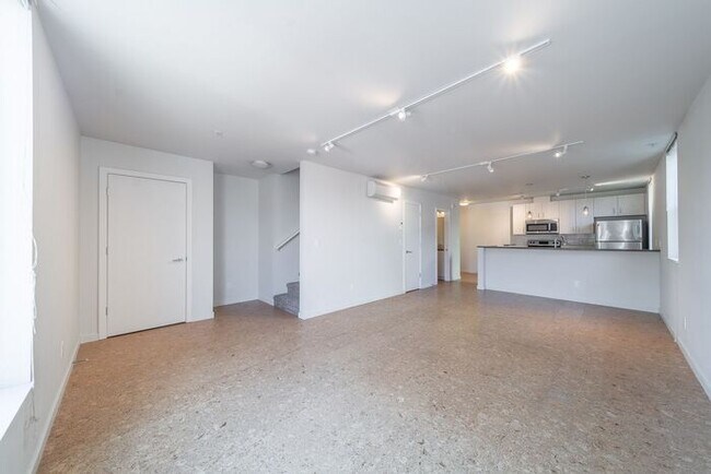 Building Photo - Chic 2BR/1.5BA Townhome Apartment in North...