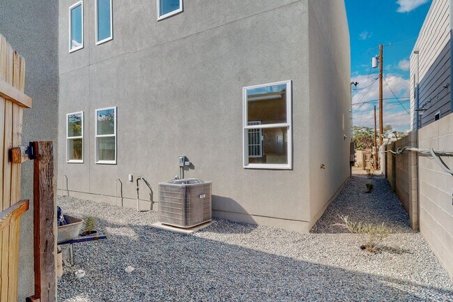 Building Photo - 2113 Coal Ave SE