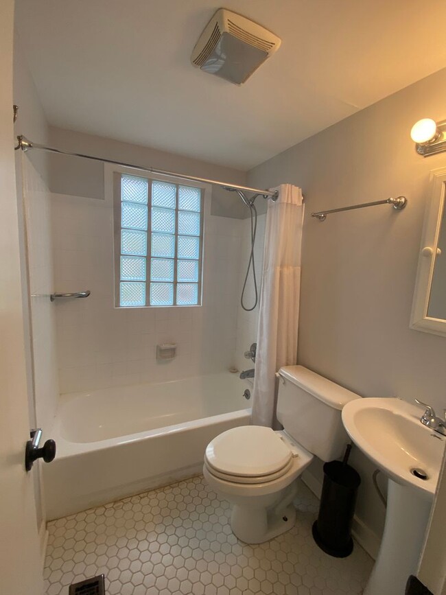 Building Photo - 1515 Boscobel St