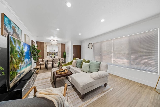 Building Photo - 606 S Sunshine Ave