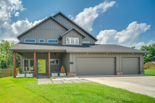 Building Photo - 612 S 58th Ct