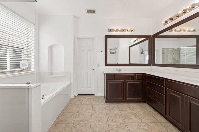 Building Photo - 5519 Jay Thrush Dr