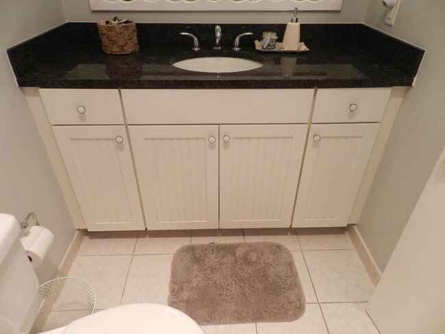 Building Photo - 6 W Greenway Dr