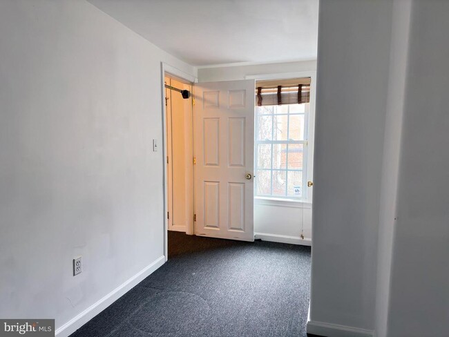 Building Photo - 1525 Montrose St