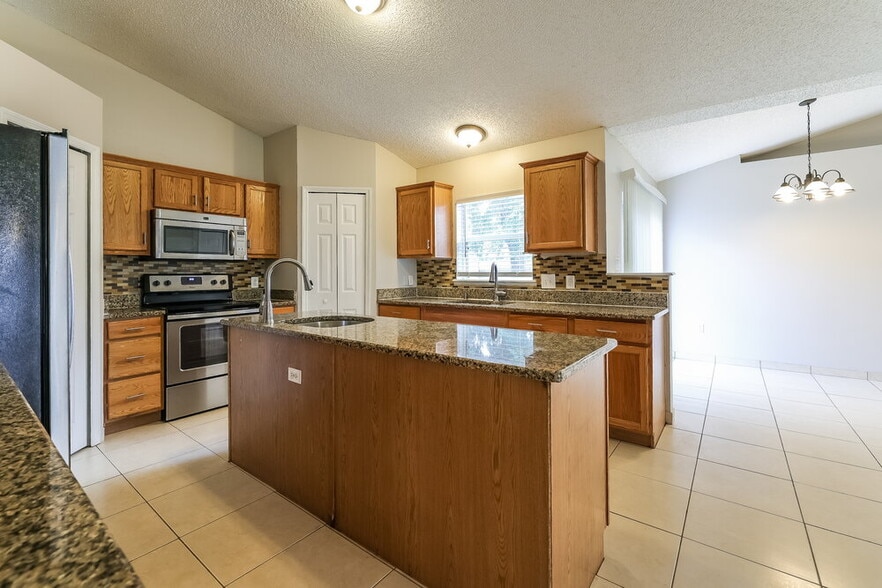 Building Photo - 742 Paris Dr