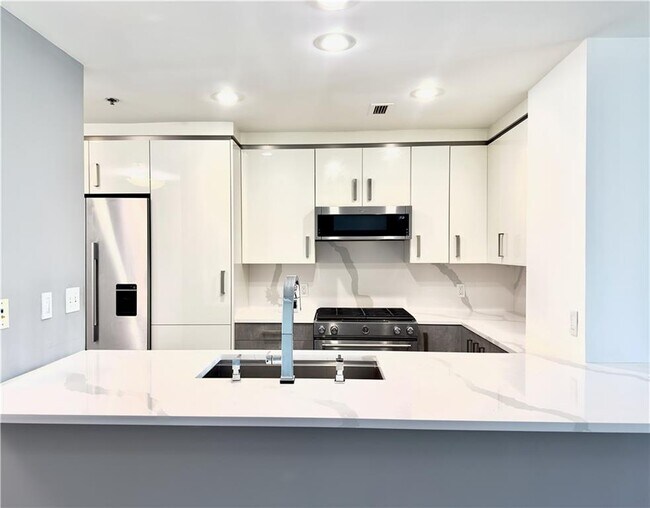 Building Photo - 3338 Peachtree Rd NE