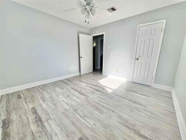 Building Photo - 4021 Avenue Q 1/2