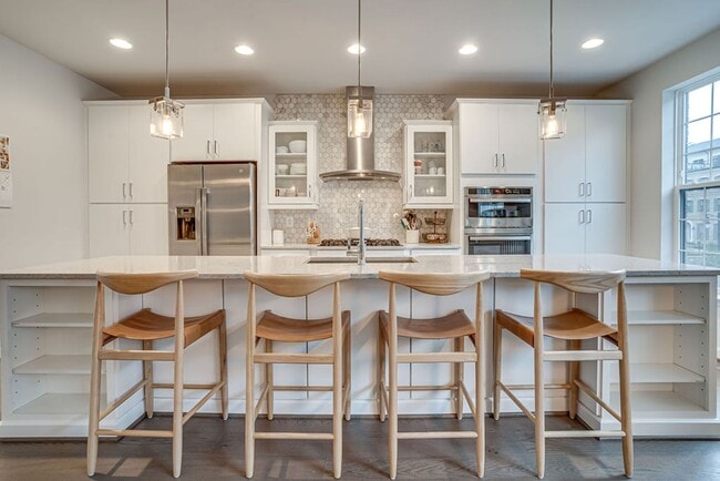Building Photo - Luxury Townhome with Stunning Views and Pr...