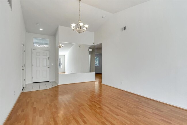 Building Photo - Bright 3 Bedroom Home with High Ceilings in Desirable San Jose Neighborhood