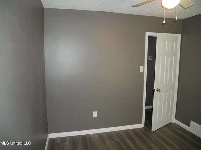 Building Photo - 5149 Gray Dr