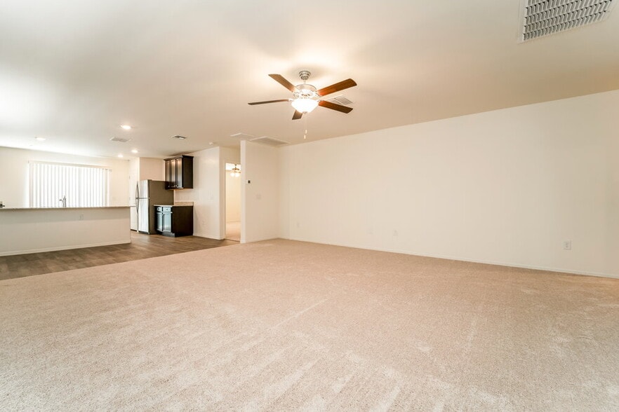 Building Photo - 12835 N Peony Dr