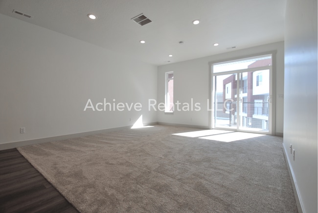 Building Photo - 650 S 450 E