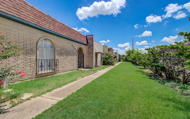 Building Photo - 8820 Bissonnet St