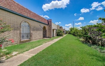 Building Photo - 8820 Bissonnet St