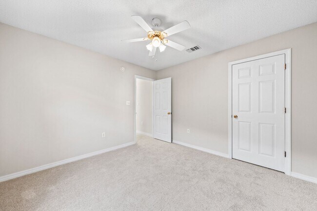 Building Photo - Charming home in IDEAL location!!!