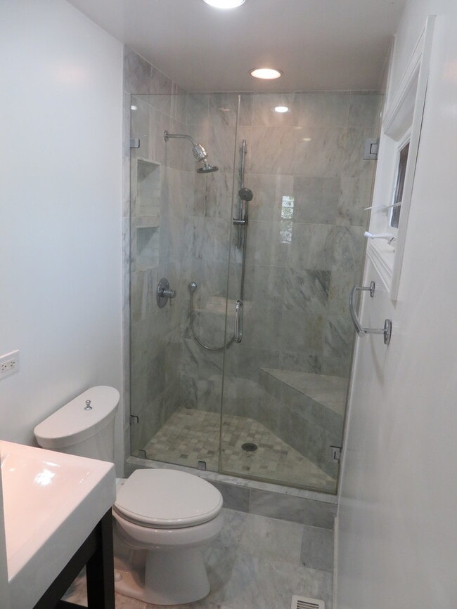 Building Photo - 932 Brantwood Ave