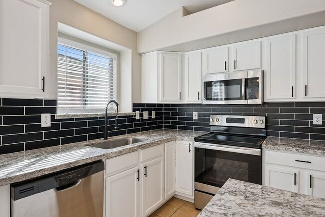 Building Photo - Very nice single level home with 4 bedrooms and 2 baths!