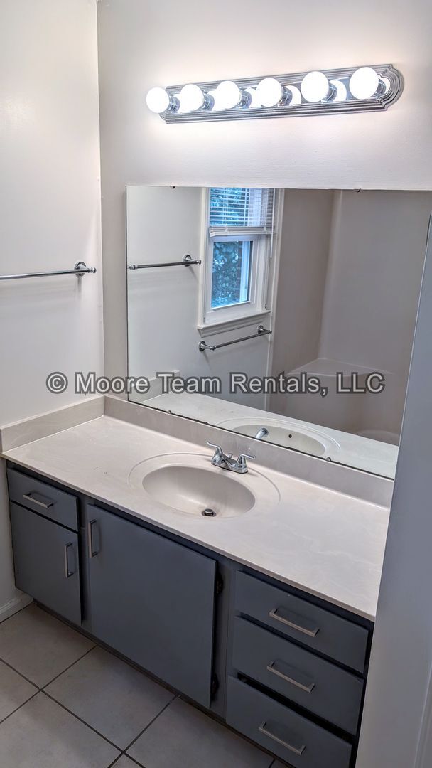 Building Photo - 3 Bed / 2 Bath on 1 Level - Garage, Lawn C...